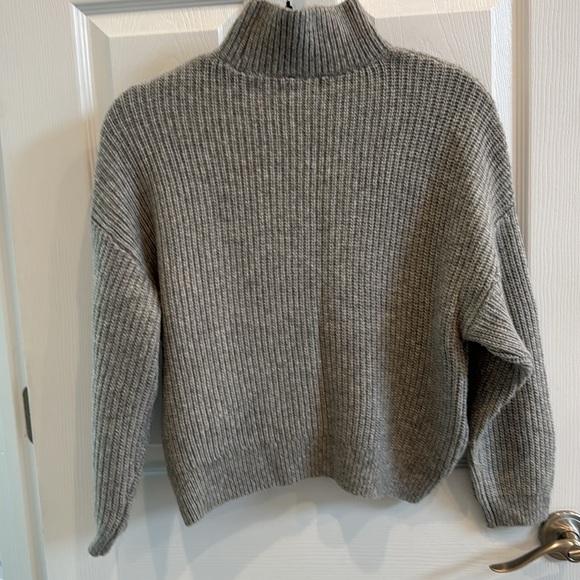 Express -Size XS- grey sweater - Picture 4 of 9